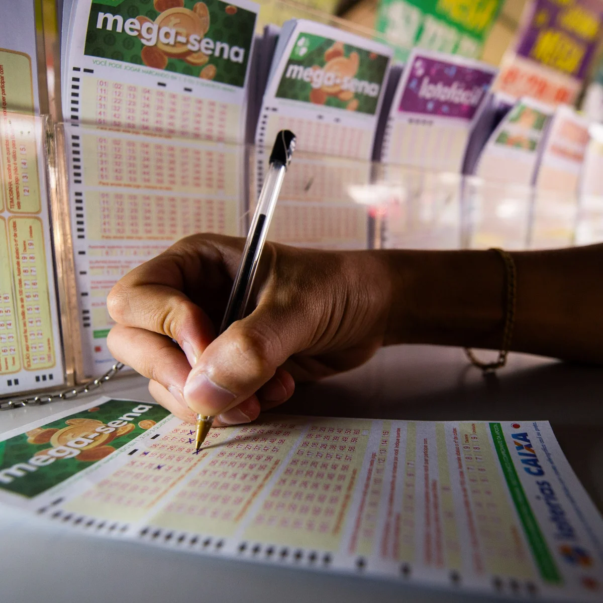 Mega-Sena acumula e próximo concurso pode pagar mais de R$ 180 milhões