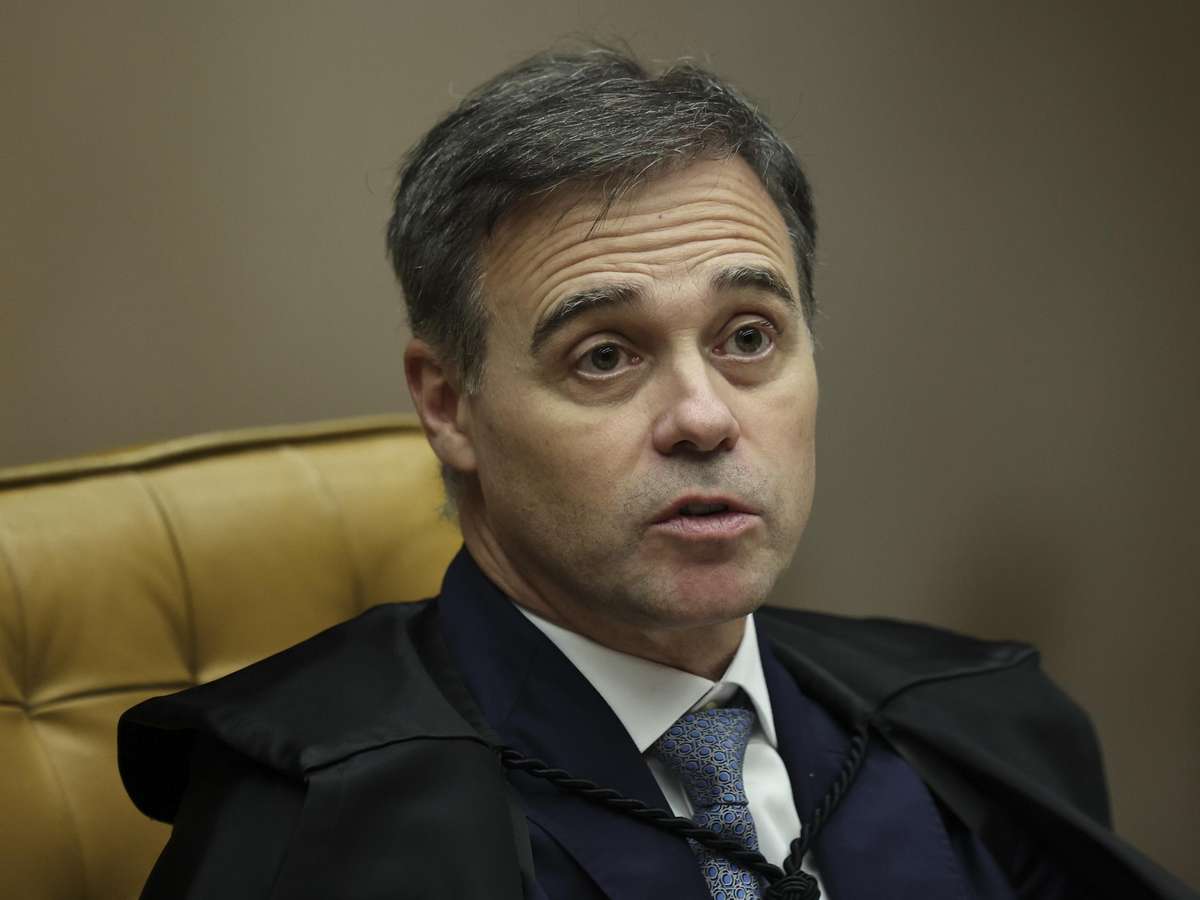 André Mendonça multa Flávio Bolsonaro após candidato impulsionar post com críticas a Lula