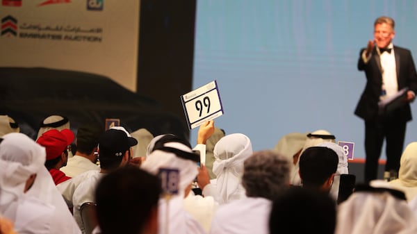 Aumentando as vendas: plataforma de Dubai abre marketplace seguro para negociação de placas de carro com valor superior a milhões de dirhams