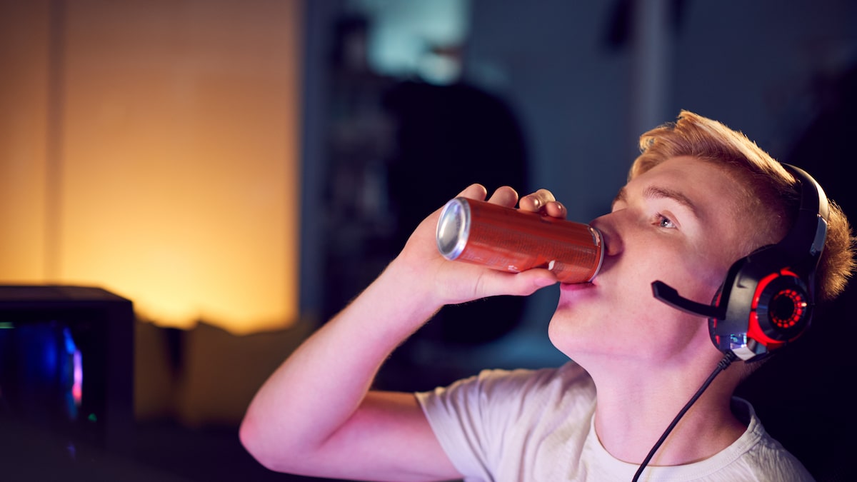 Crianças e adolescentes podem tomar energético? Entenda os riscos para o coração e o aprendizado