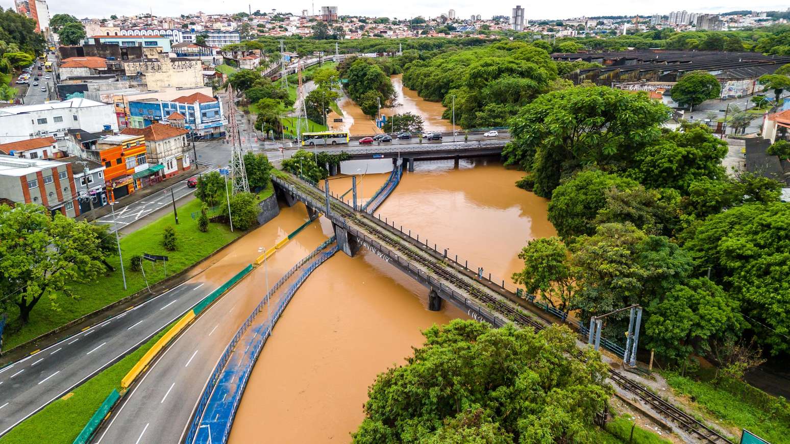 Chuvas atingem v&aacute;rias cidades de S&atilde;o Paulo; na imagem, foto do rio Sorocaba que transbordou neste domingo, 25