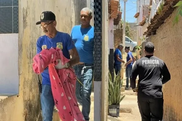 Pais suspeitos de matar bebê com 24 facadas são levados para presídio - destaque galeria