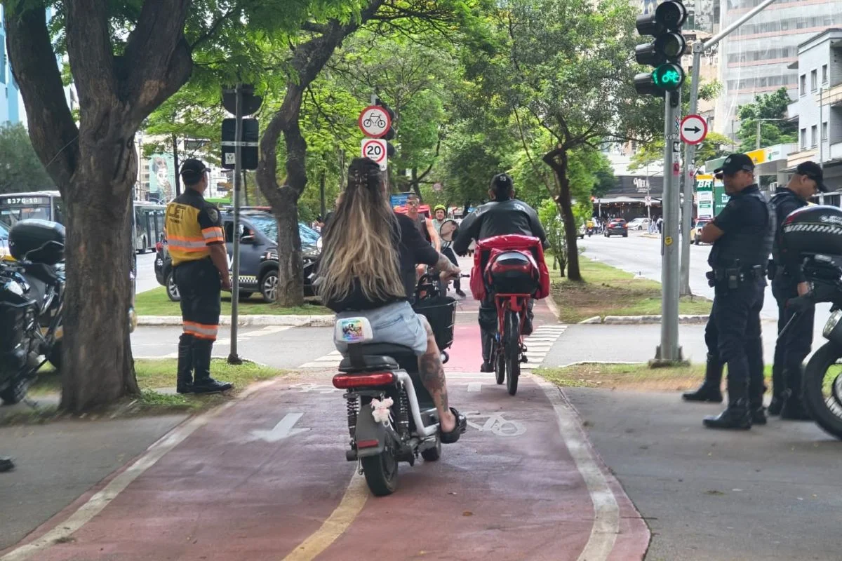 Imagem mostra ciclistas na Ciclovia da Faria Lima - Metrópoles