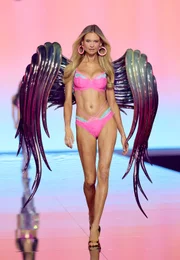 Modelos no pós-parto desfilam na Victoria's Secret; médica explica riscos
