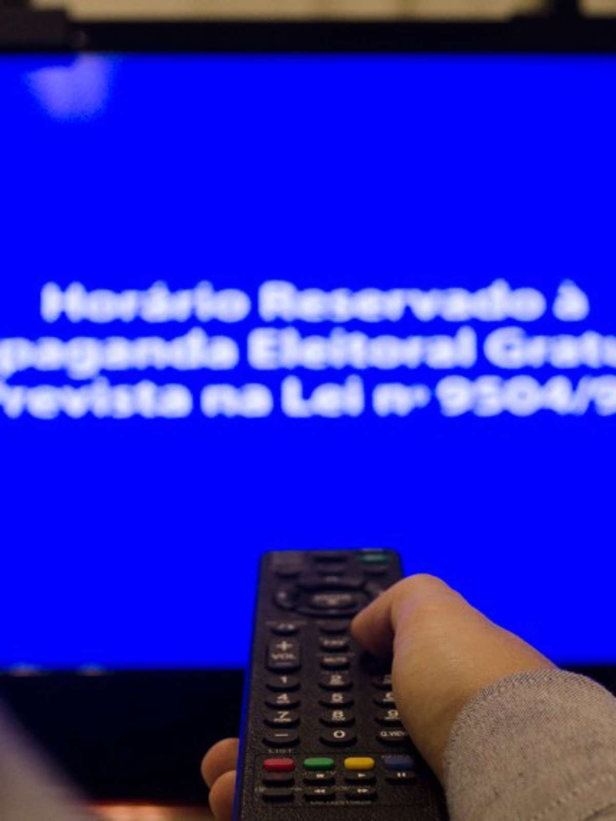 Horário eleitoral deve acabar? Especialistas explicam por que a TV e rádio ainda importam