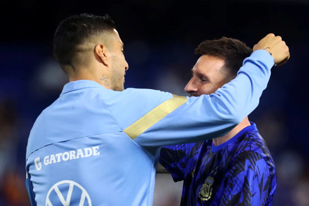 Foto colorida de Luis Suárez e Messi - Metrópoles
