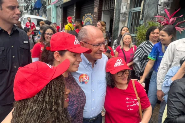 Alckmin, Haddad e Tebet participam de caminhada pró-Lula em Heliópolis