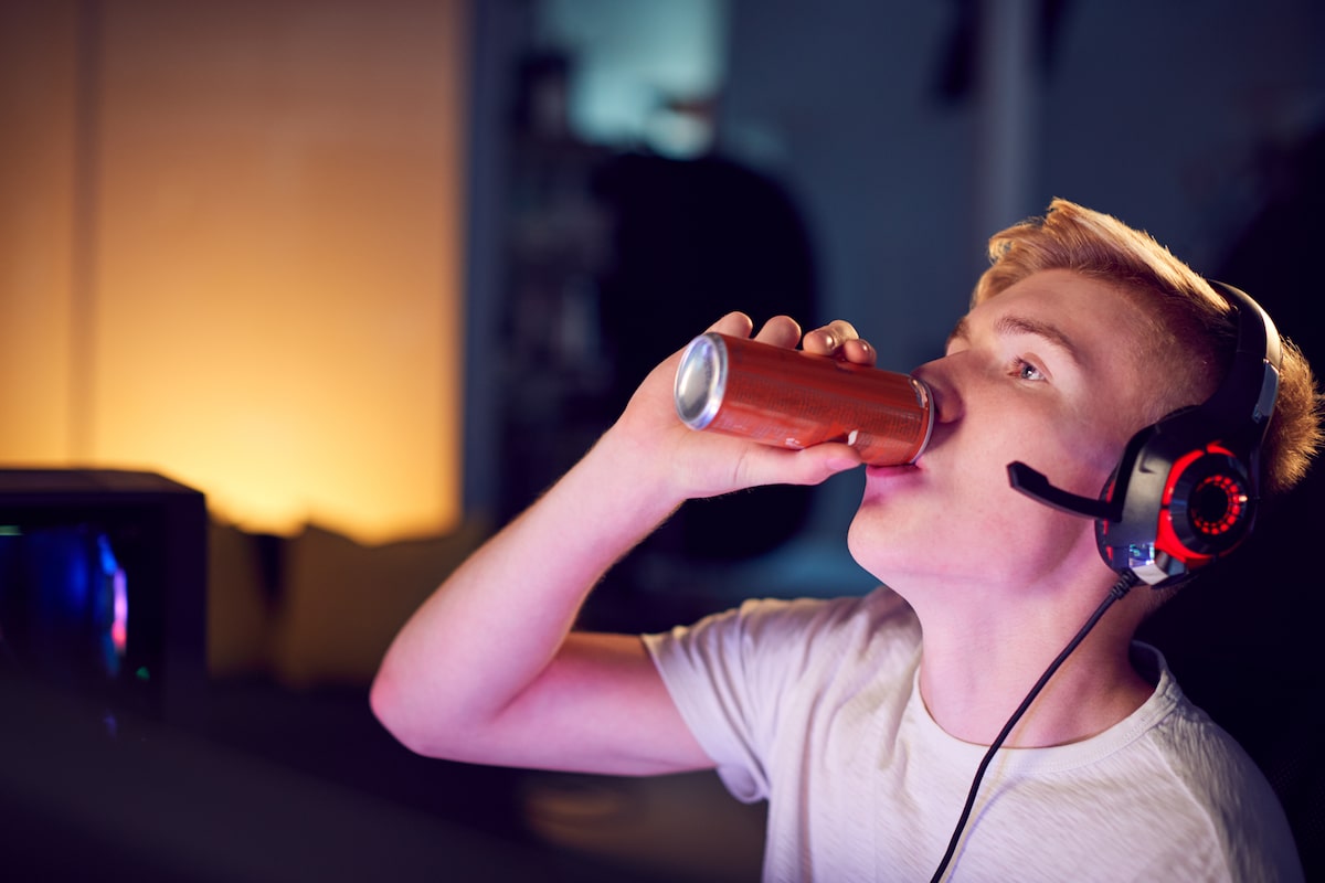 Crianças e adolescentes podem tomar energético? Entenda os riscos para o coração e o aprendizado