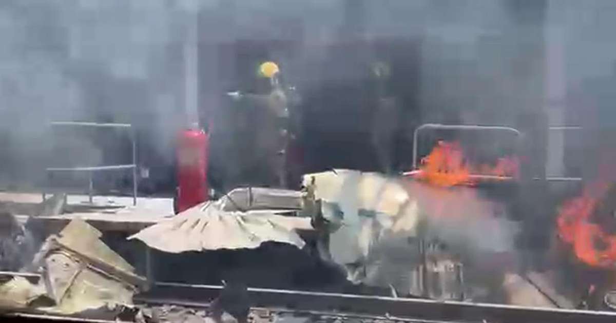 Avião de pequeno porte cai em estação de metrô em BH, e deixa uma vítima fatal