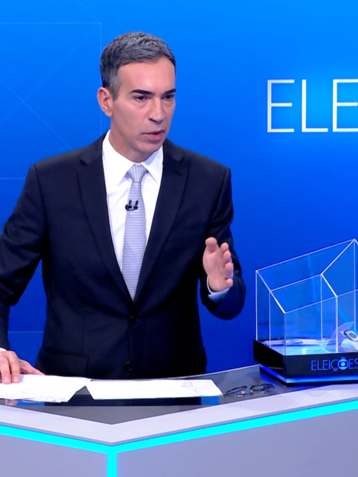 Opinião: Tralli se salva no fim e evita virar peça decorativa de Flávio e Lula em debate