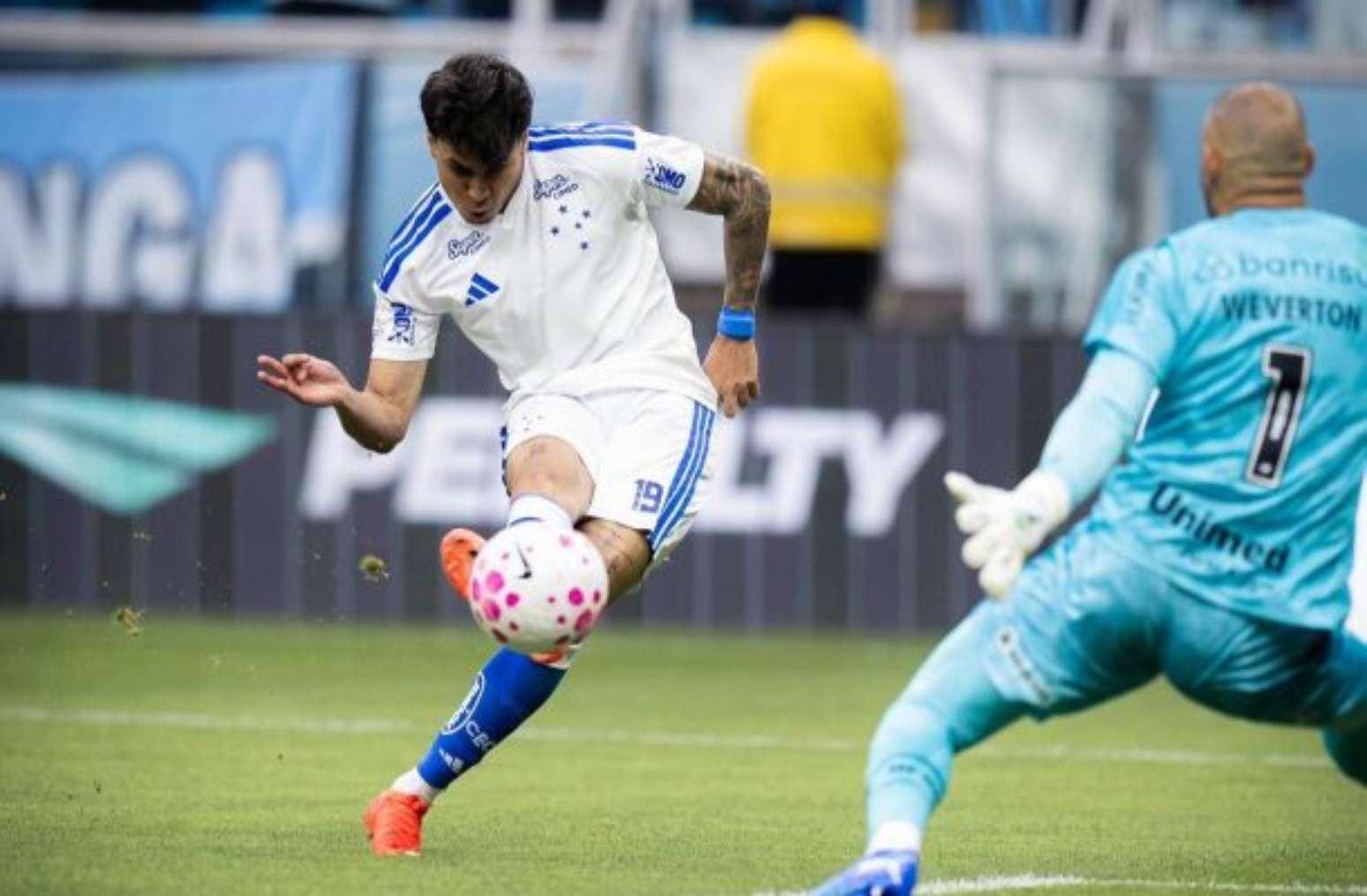 Kaio Jorge marcou tr&ecirc;s vezes e comandou a vit&oacute;ria do Cruzeiro de virada sobre o Gr&ecirc;mio &ndash;