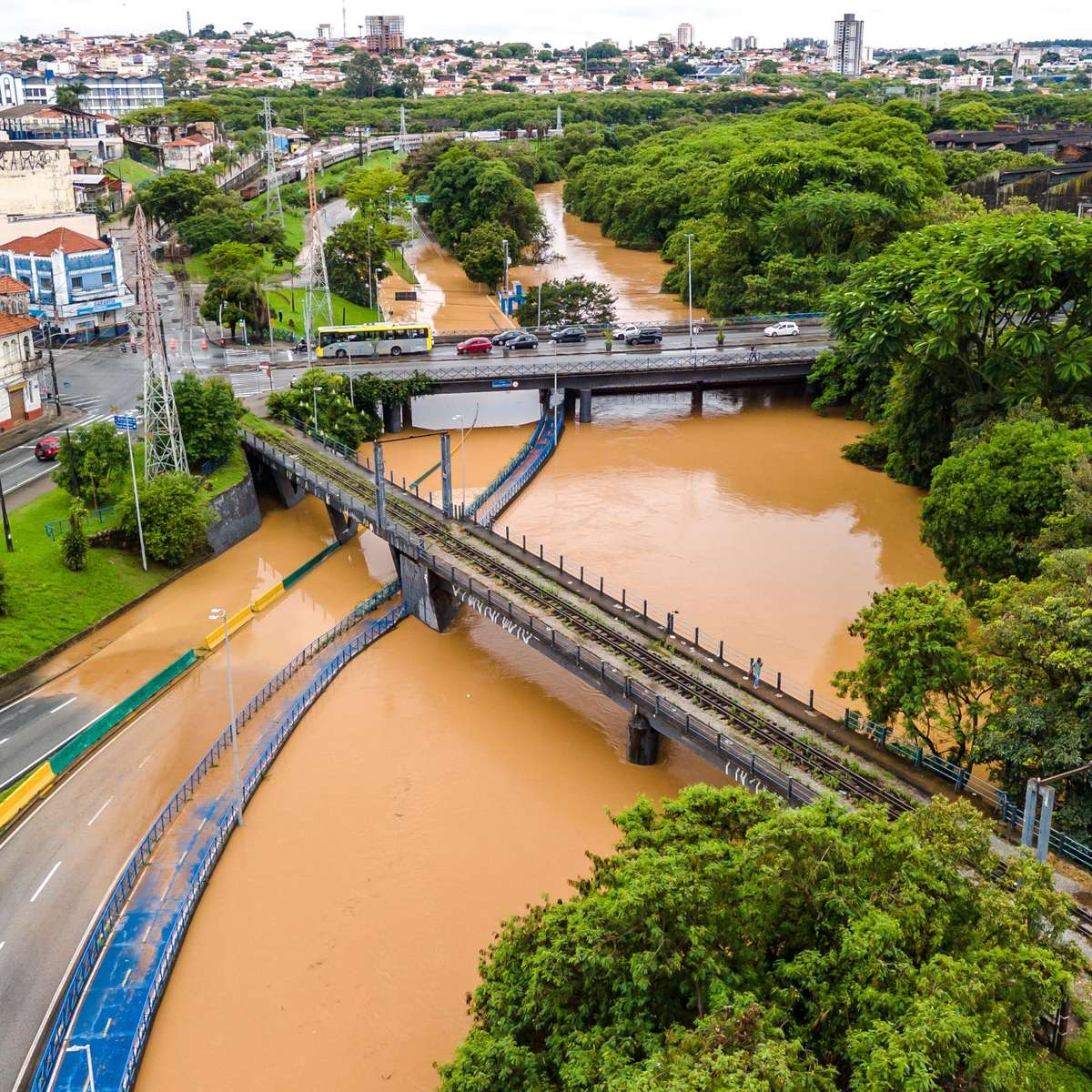 Chuvas causam transtornos em SP e PR, e causam alteração em locais de votação neste 2º turno
