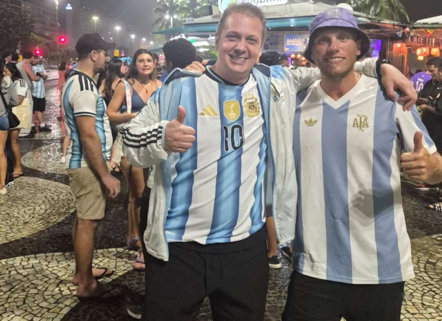 Eduardo e Martin, dois torcedores do River Plate acompanhando a despedida de Messi na Praia de Copacabana&hellip;