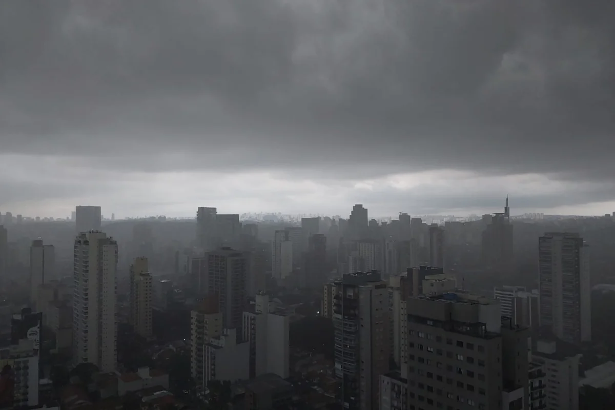 Imagem colorida do céu da cidade de São Paulo, que está em estado de atenção para alagamentos - Metrópoles