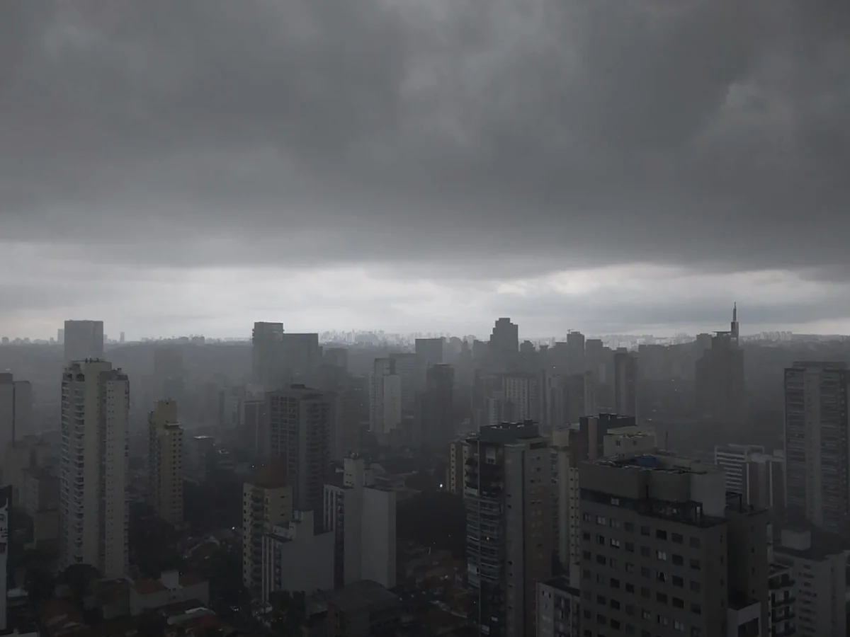 Anoiteceu: cidade de São Paulo está em estado de atenção para alagamentos