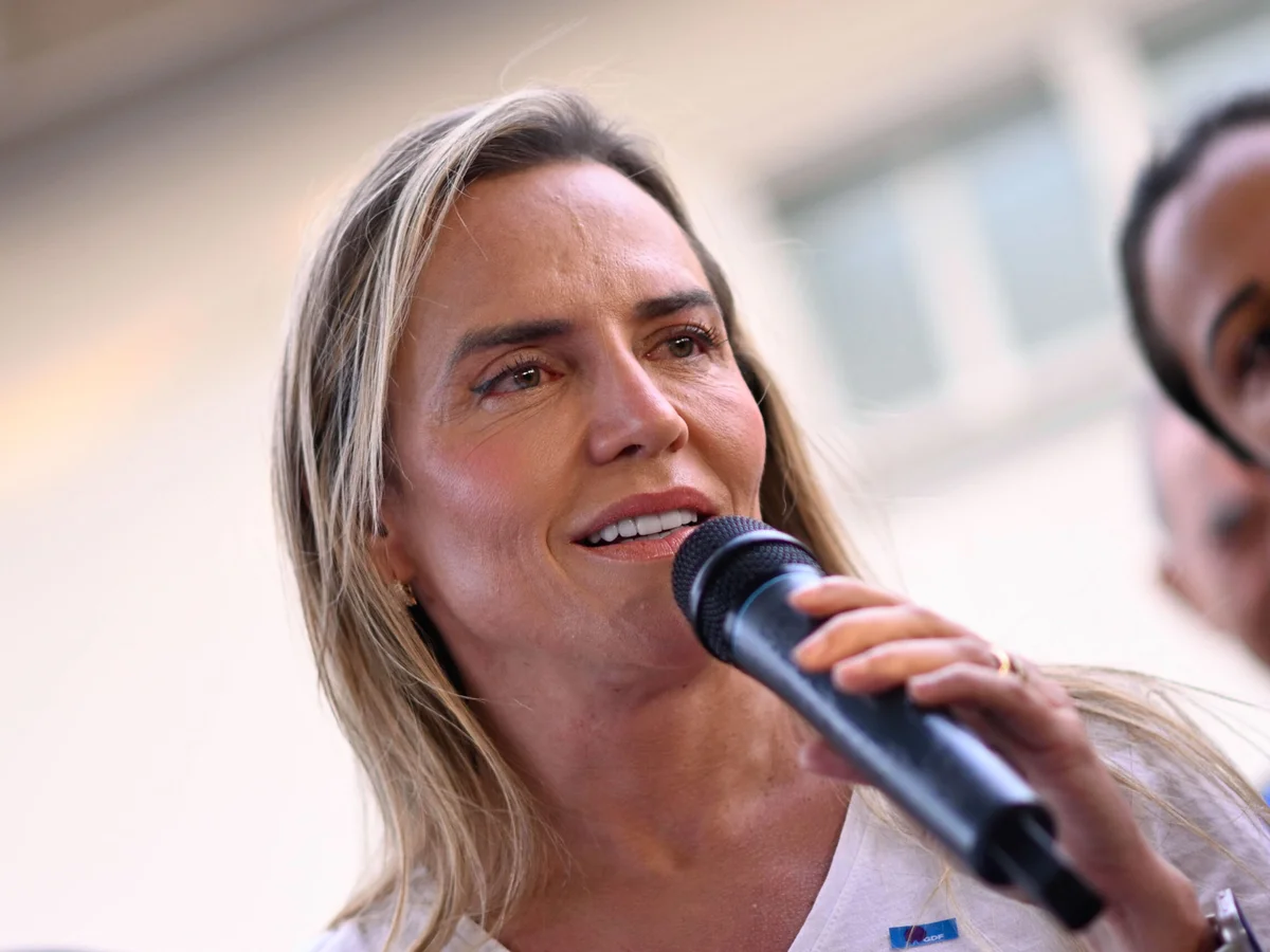Celina anuncia obra de saneamento na Vila Cauhy, no Núcleo Bandeirante