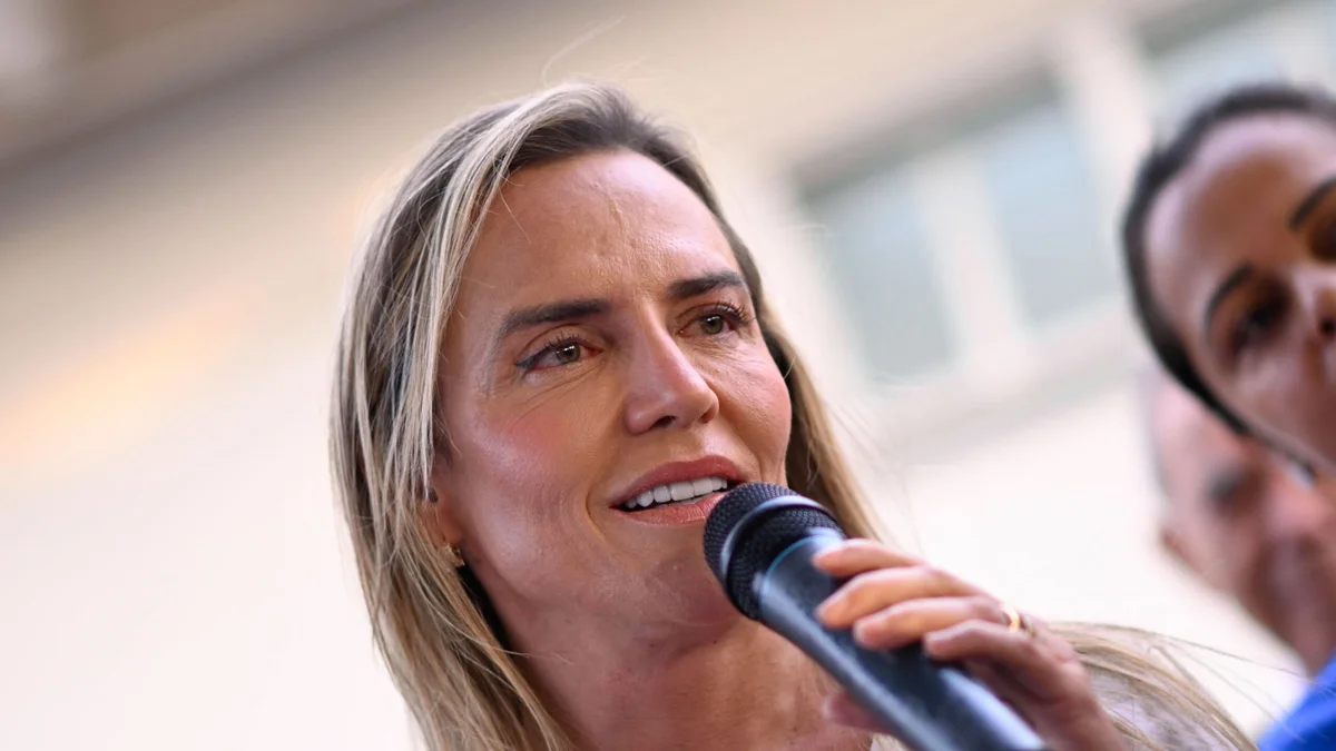 Celina anuncia obra de saneamento na Vila Cauhy, no Núcleo Bandeirante