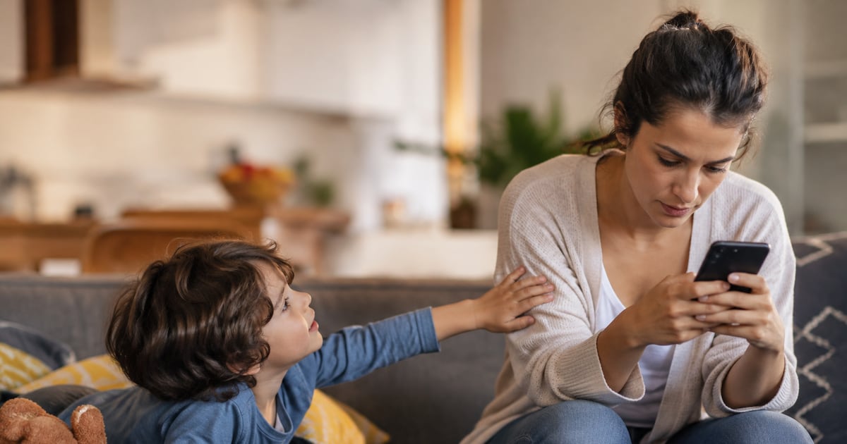 Saiba o que é o ‘phubbing’; ele pode estar atrapalhando o desenvolvimento do seu filho