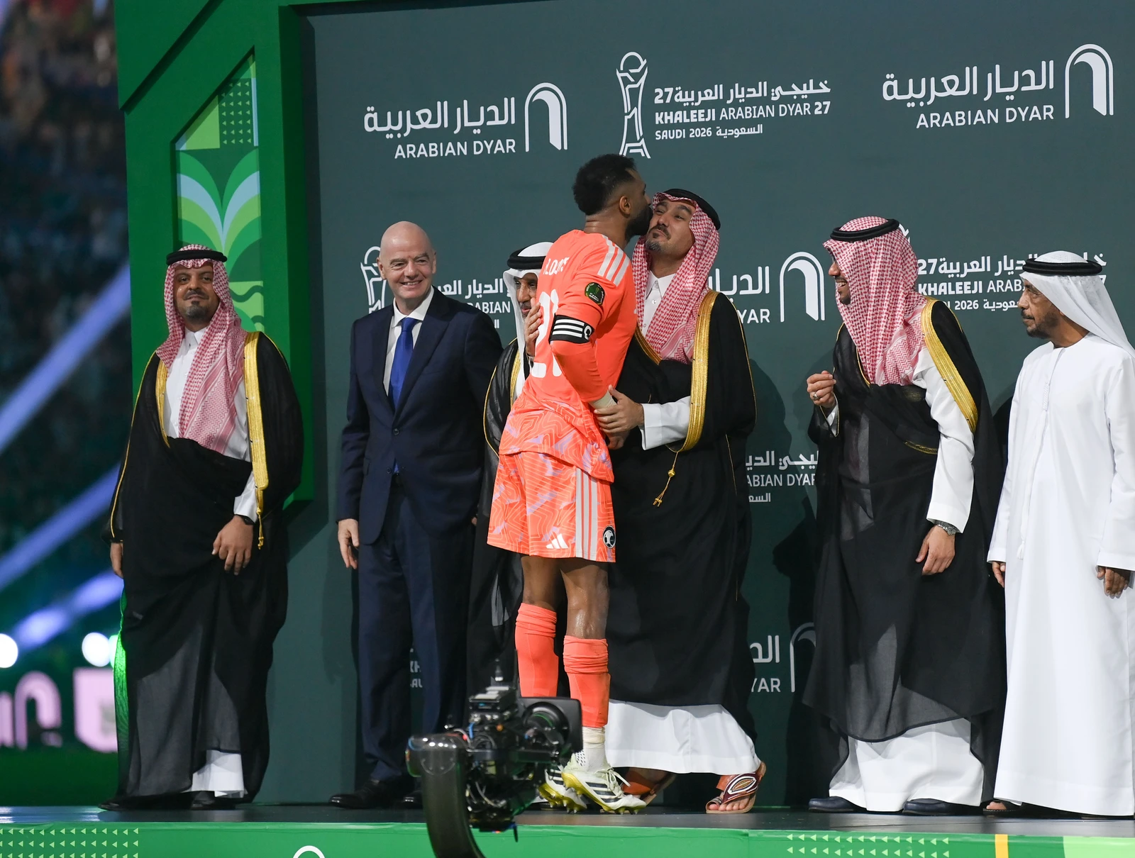 “A escala é diferente, o espírito é o mesmo”, diz Elie Saab antes do lançamento da colaboração com a H&M