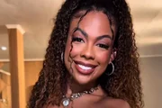 Marvvila posa sorridente para as redes sociais