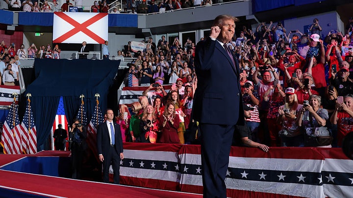 Três estudantes universitários enfrentam acusações federais por supostas ameaças contra Trump antes de um comício no campus
