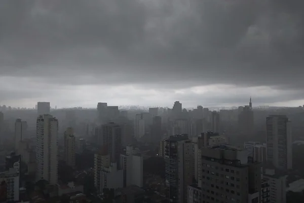 Anoiteceu: cidade de São Paulo está em estado de atenção para alagamentos