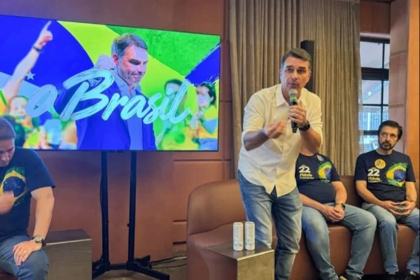 Vereadores querem mobilizar "bases e redes" por virada de Flávio na capital