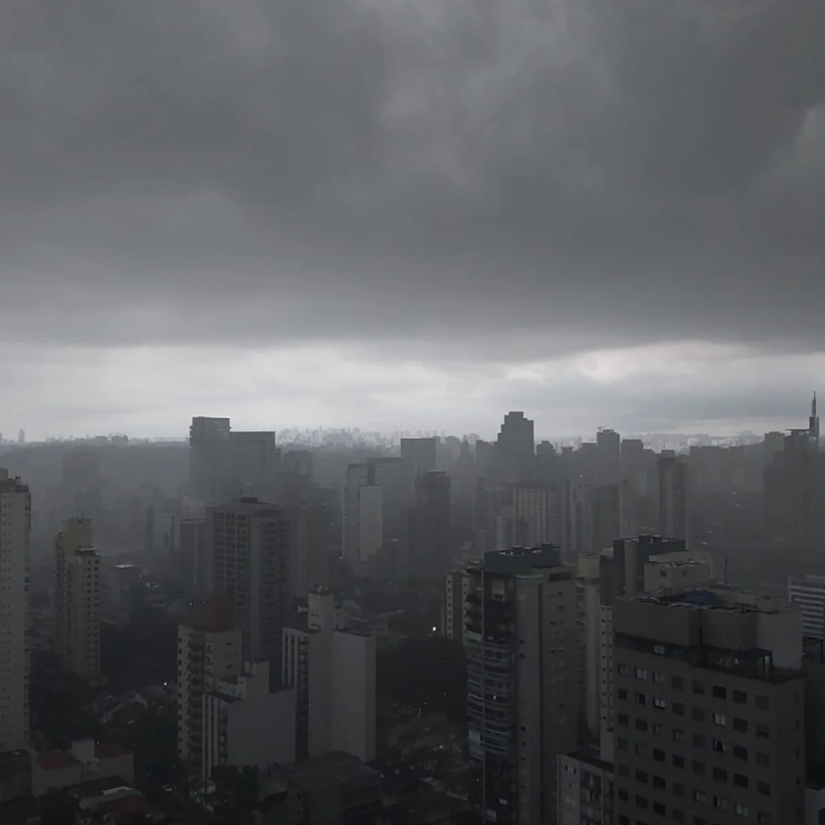 Anoiteceu: cidade de São Paulo está em estado de atenção para alagamentos