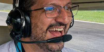 A alegria de Lito em um voo solo: uma vida dedicada à paixão pela aviação Foto: Reprodução