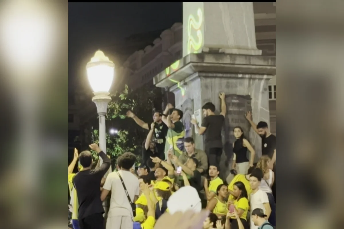 Nikolas em ato na Praça Sete em BH