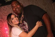 Deolane Bezerra e Nego Jader posam juntos e sorridentes