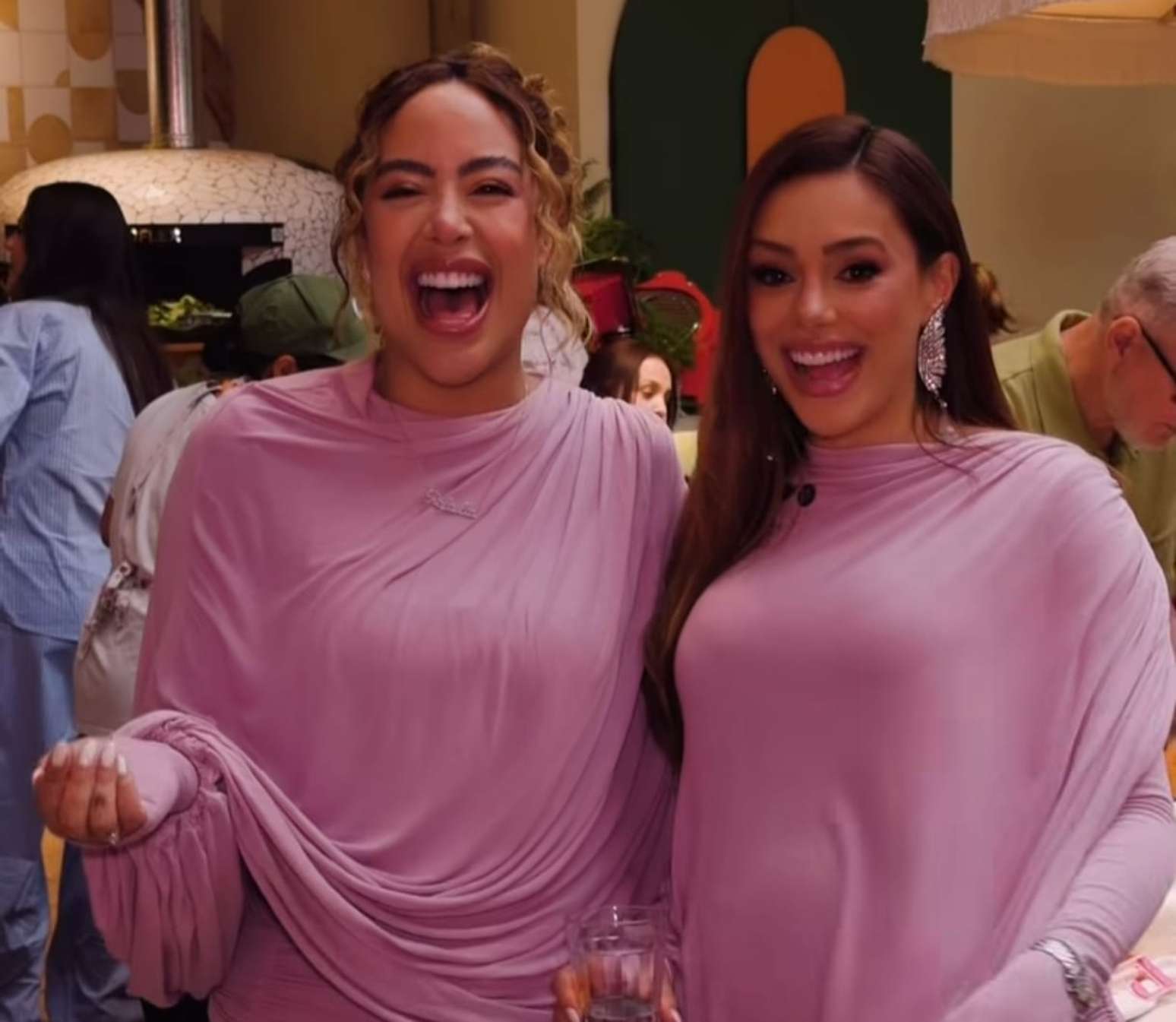 Bruna Biancardi e irmã de Neymar aparecem com roupas iguais na festa de Mavie