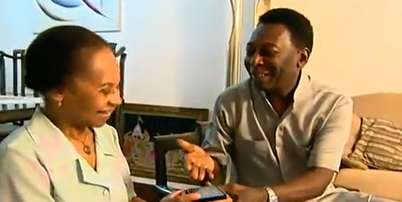 Dona Celeste e Pel&eacute; no 'Fant&aacute;stico': m&atilde;e do ex-jogador doou joia exclusiva para uma institui&ccedil;&atilde;o que cuida de crian&ccedil;as carentes Foto: Reprodu&ccedil;&atilde;o