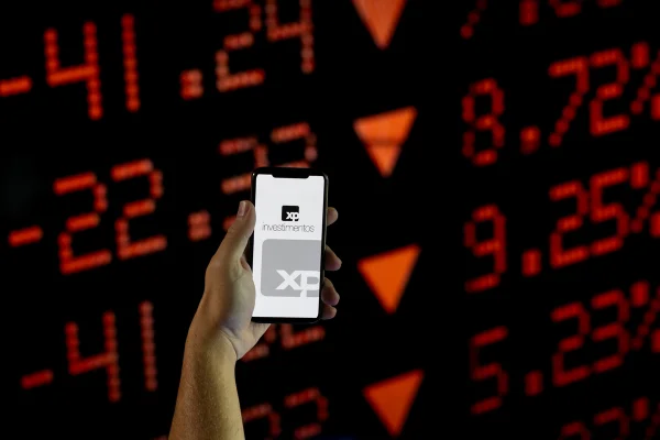 Com vitória de Lula, ações da XP despencam 45%. Queda do BTG supera 30%