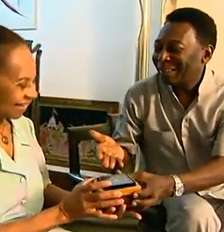 Dona Celeste e Pelé no 'Fantástico': mãe do ex-jogador doou joia exclusiva para uma instituição que cuida de crianças carentes Foto: Reprodução
