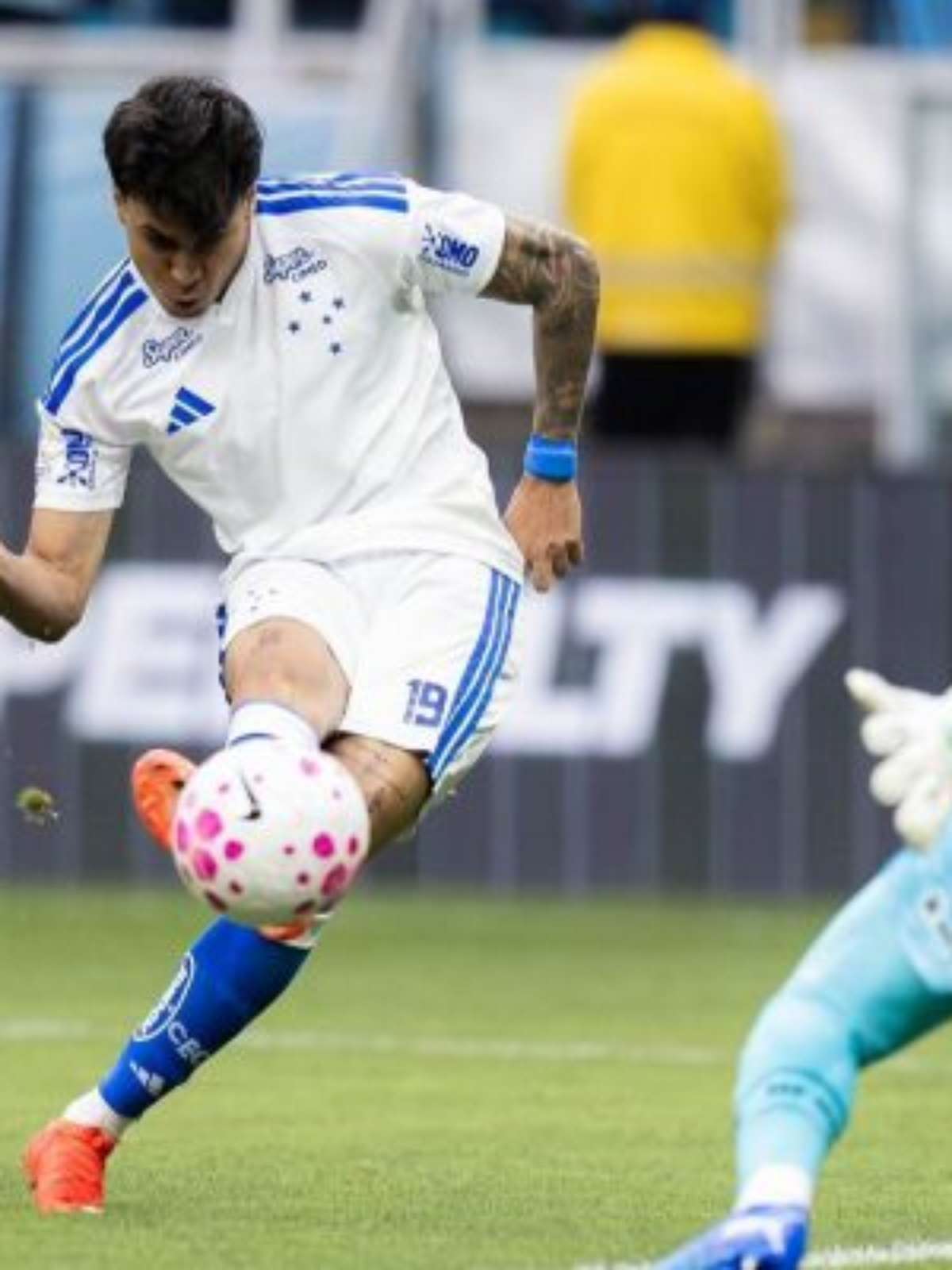 Fora de casa, Cruzeiro vence Grêmio de virada com três de Kaio Jorge