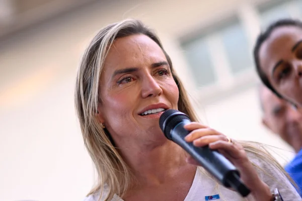 Celina anuncia obra de saneamento na Vila Cauhy, no Núcleo Bandeirante