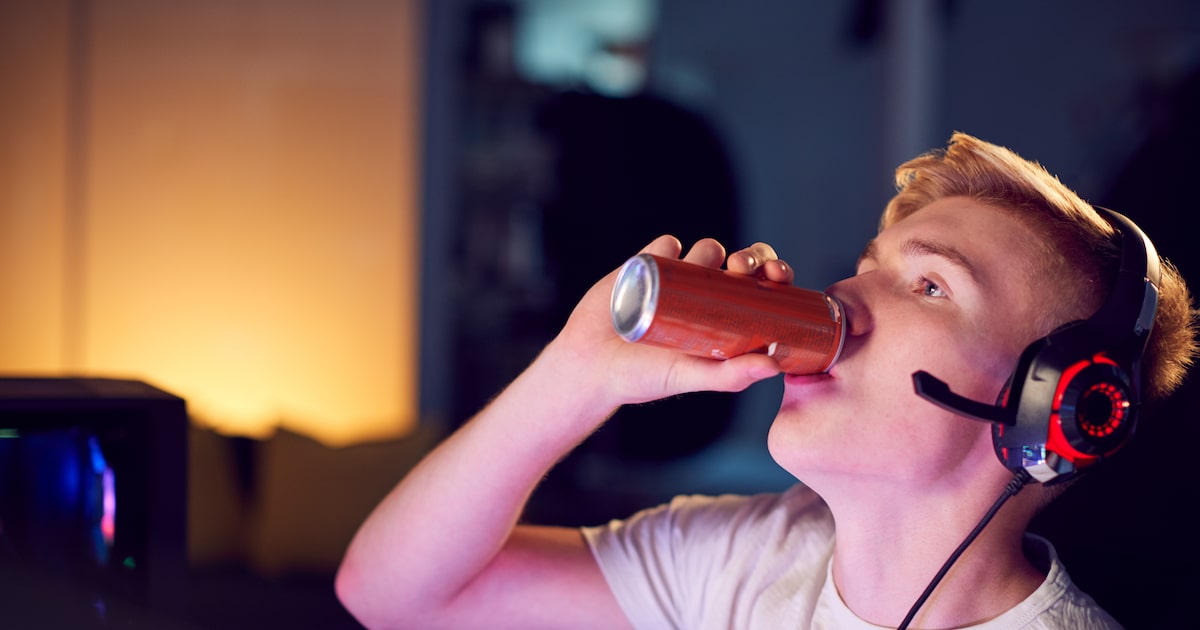 Crianças e adolescentes podem tomar energético? Entenda os riscos para o coração e o aprendizado