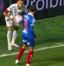 Coutinho chuta, mas Ronaldo salva o Bahia, aos oito segundos Foto: Reprodução de vídeo SporTV / Jogada10