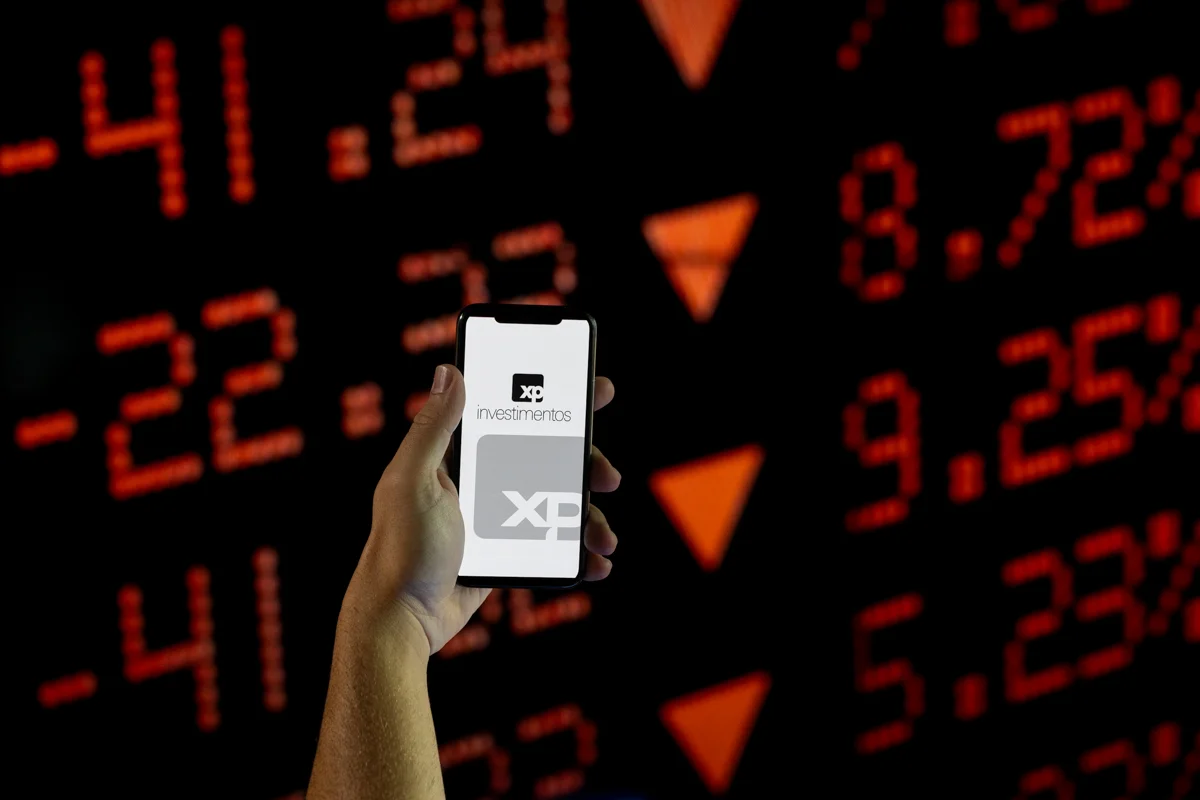 Pessoa usa o aplicativo XP Investimentos Corretora de Câmbio, Títulos e Valores Mobiliários S.A