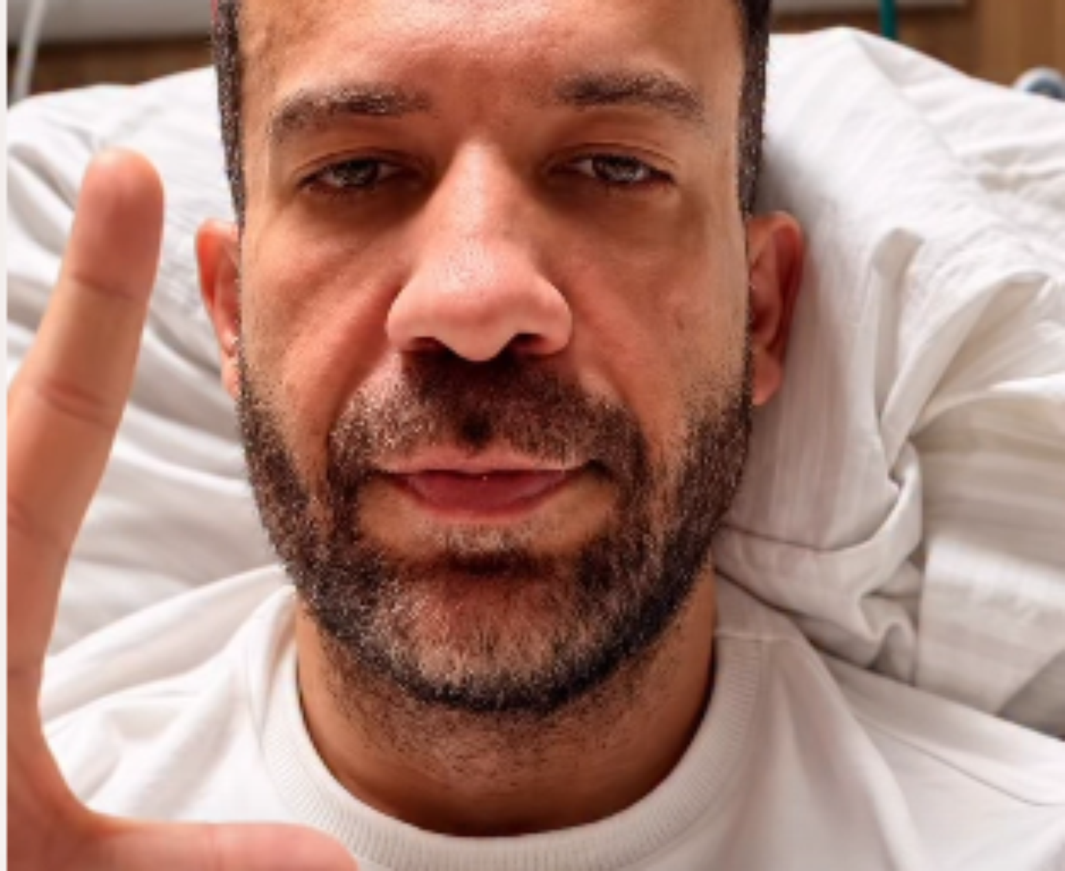 Andr&eacute; Janones posta foto direto do hospital