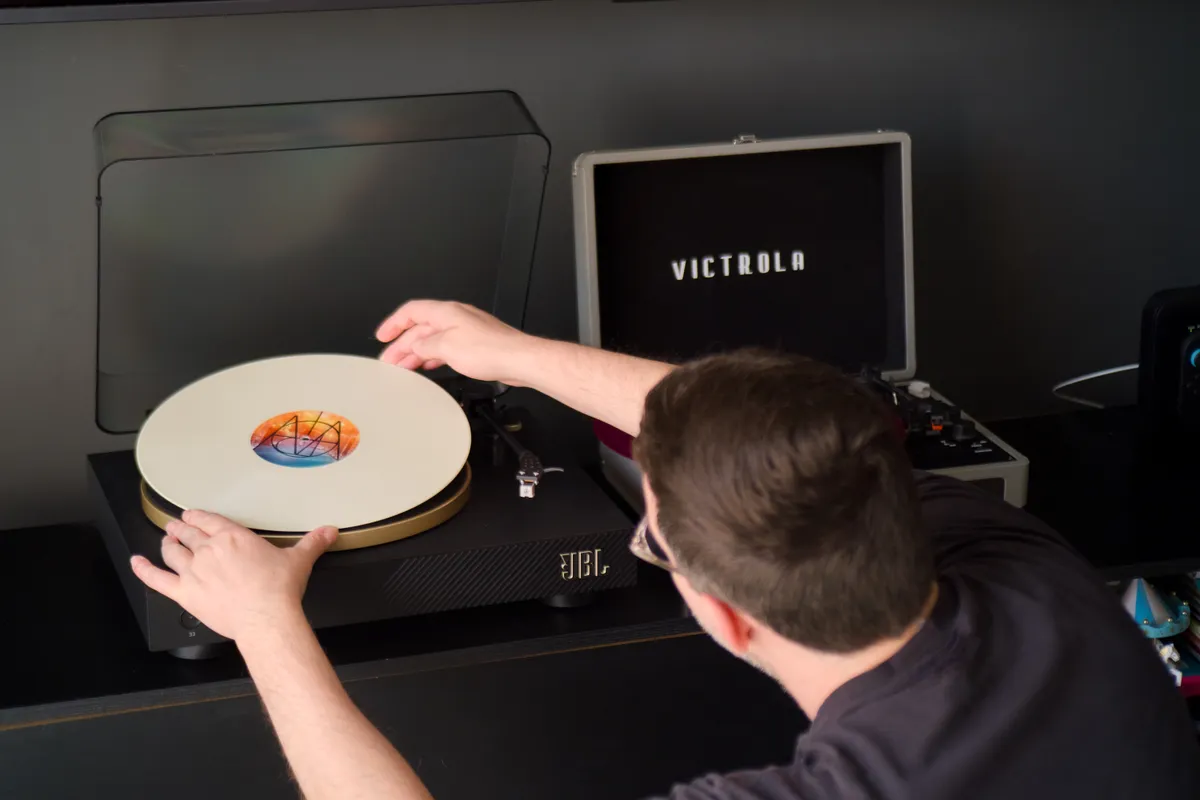 Toca discos de vinil - JBL Spinner x Victrola de Maleta