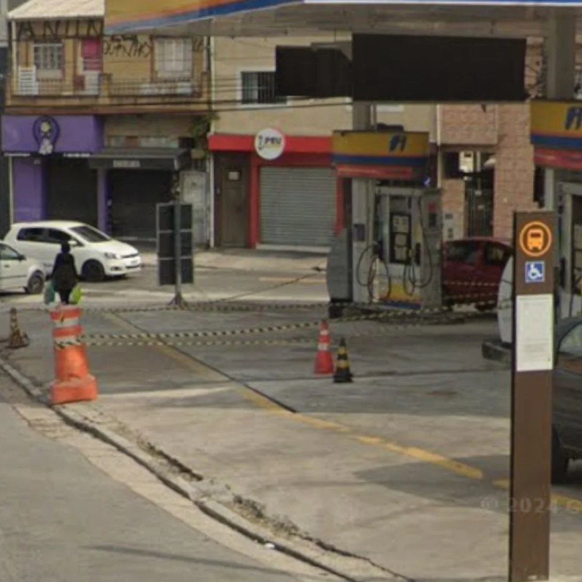 Motociclistas abrem fogo perto de ponto de ônibus, executam 1 e ferem outro