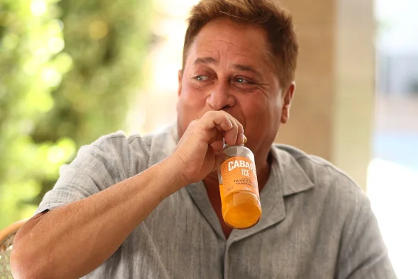 Leonardo vive "perrengue" ao tentar passar cartão de crédito e vira piada