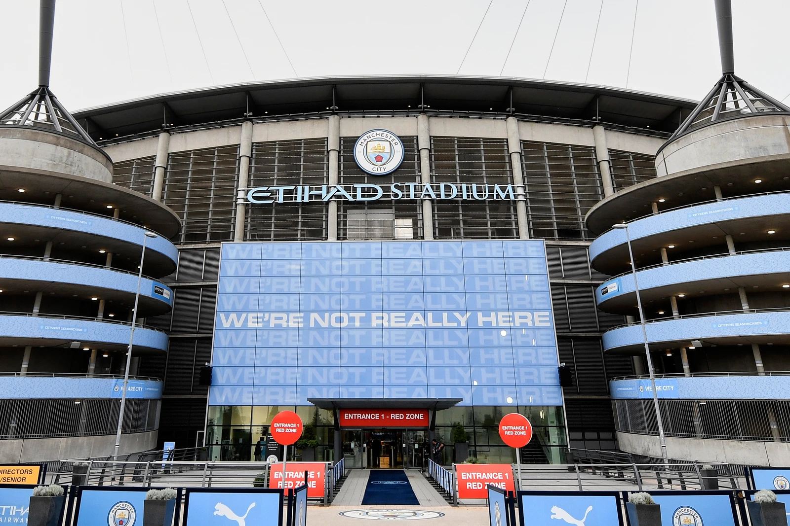O Manchester City viaja para o Anfield sob a sombra do veredicto das regras financeiras.