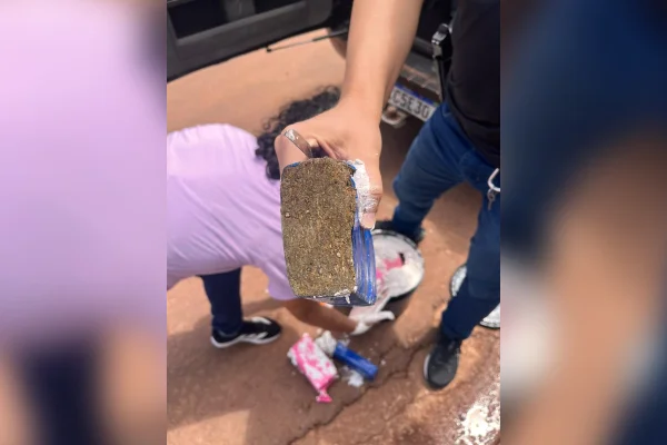 Casal é preso ao buscar cocaína escondida em baldes de argamassa