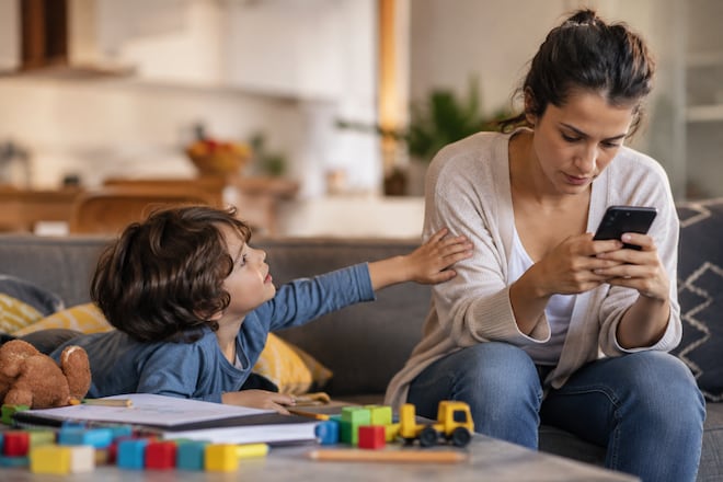 Saiba o que é o ‘phubbing’; ele pode estar atrapalhando o desenvolvimento do seu filho