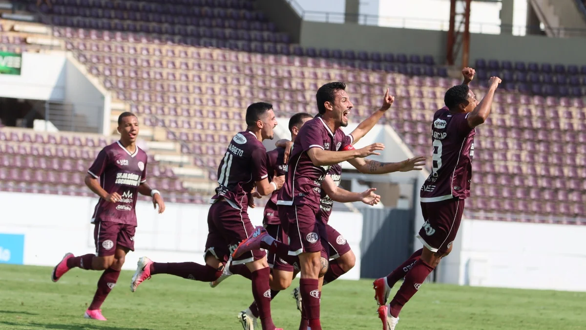 Após jogo suspenso, Ferroviária e Inter de Limeira garantem ida à Série B