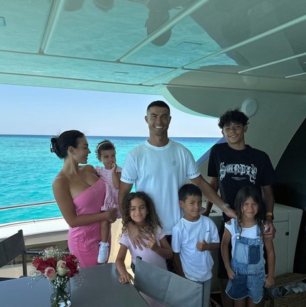 Cristiano Ronaldo curtiu férias com a família — Foto: Reprodução Instagram