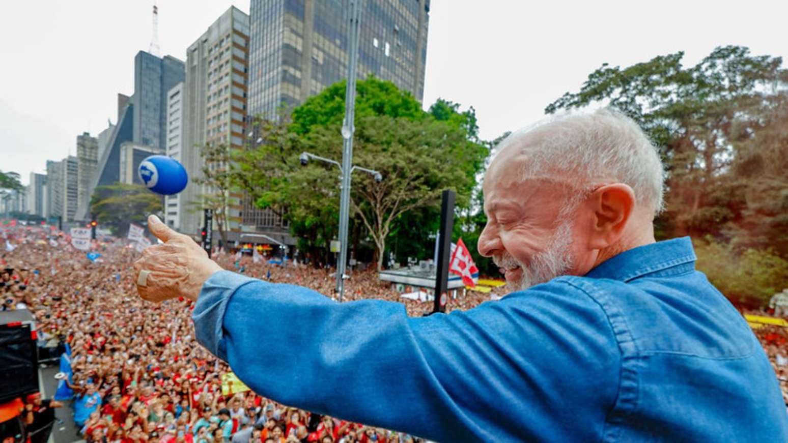 Presidente da Rep&uacute;blica, Luiz In&aacute;cio Lula da Silva, durante ato "Lula em S&atilde;o Paulo, O Brasil Pronto Pra Mais" na Avenida Paulista, em S&atilde;o Paulo - SP.
